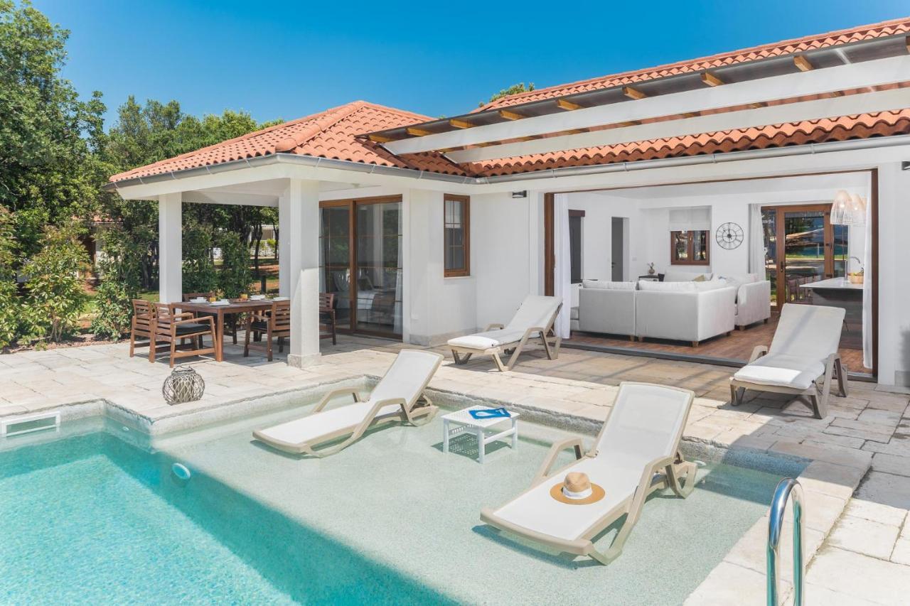 Villa Fronte Mare con Piscina e Vista Mare